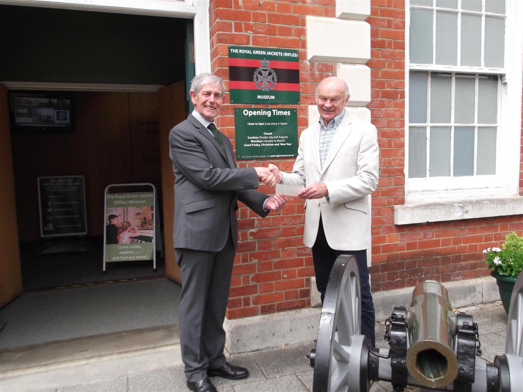Lodge donates £400 to Royal Green Jackets (Rifles) Museum